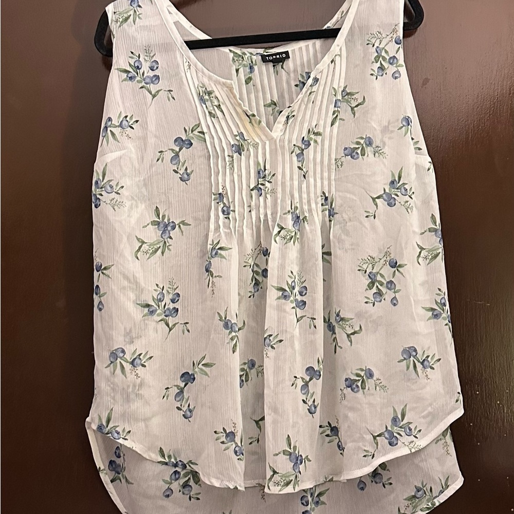 Torrid White Sleeveless Blouse with Bib Collar and Pleated Design
